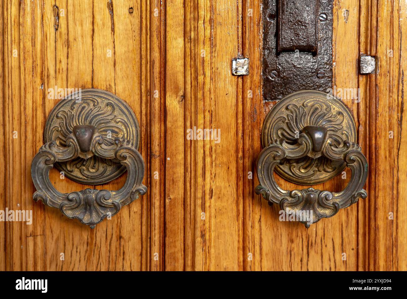 2 cerniere in ferro o chiavistello per porte in legno antico Foto Stock