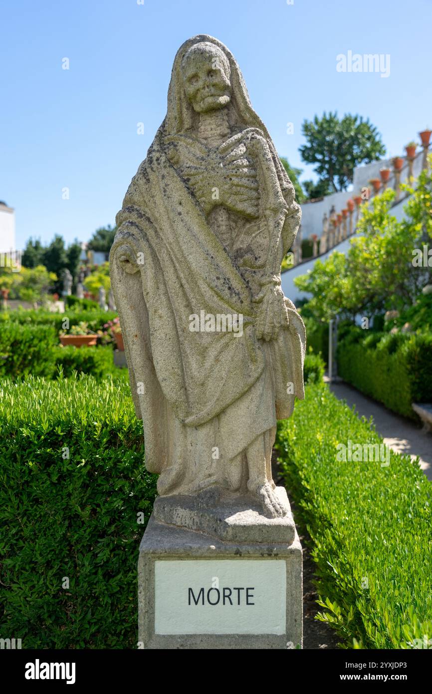 Statua in pietra che rappresenta la morte appartenente al giardino episcopale della città di Castelo Branco-Portogallo. Foto Stock