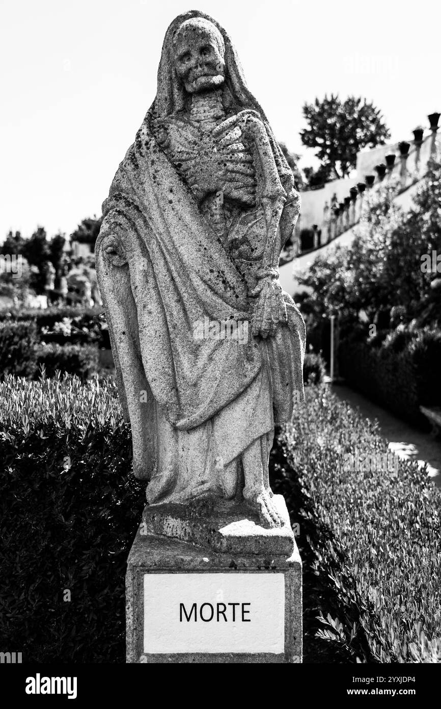 Statua in pietra che rappresenta la morte appartenente al giardino episcopale della città di Castelo Branco-Portogallo. Foto Stock