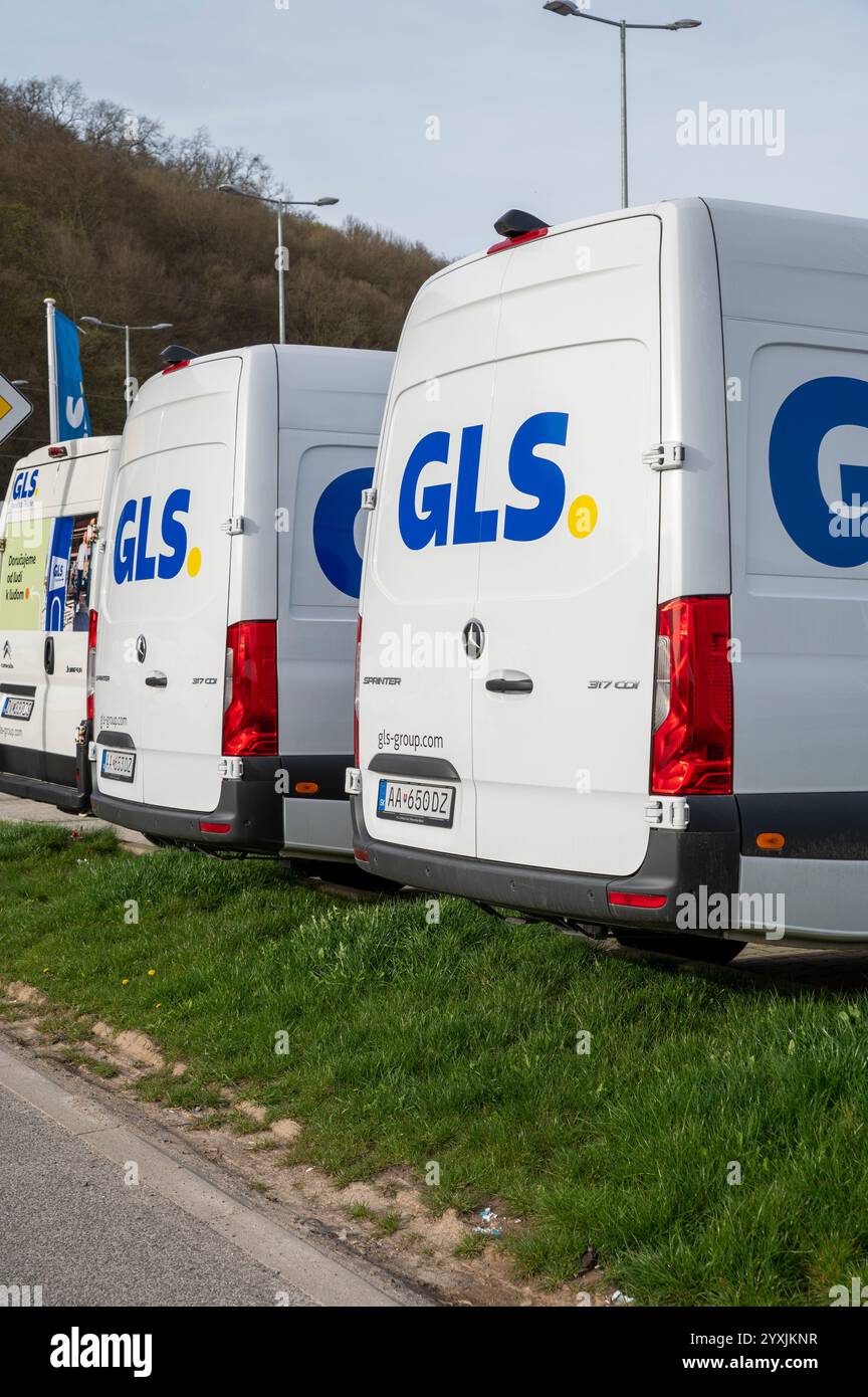 Budca, Slovacchia - 30 marzo 2024 : GLS (General Logistics Systems B.. V) furgoni per la consegna di pacchi presso il deposito GLS di Budca. Slovacchia. Foto Stock