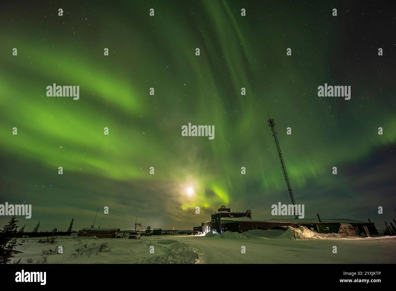Tende Auroral con luna sopra il Churchill Northern Studies Centre in Canada. Foto Stock