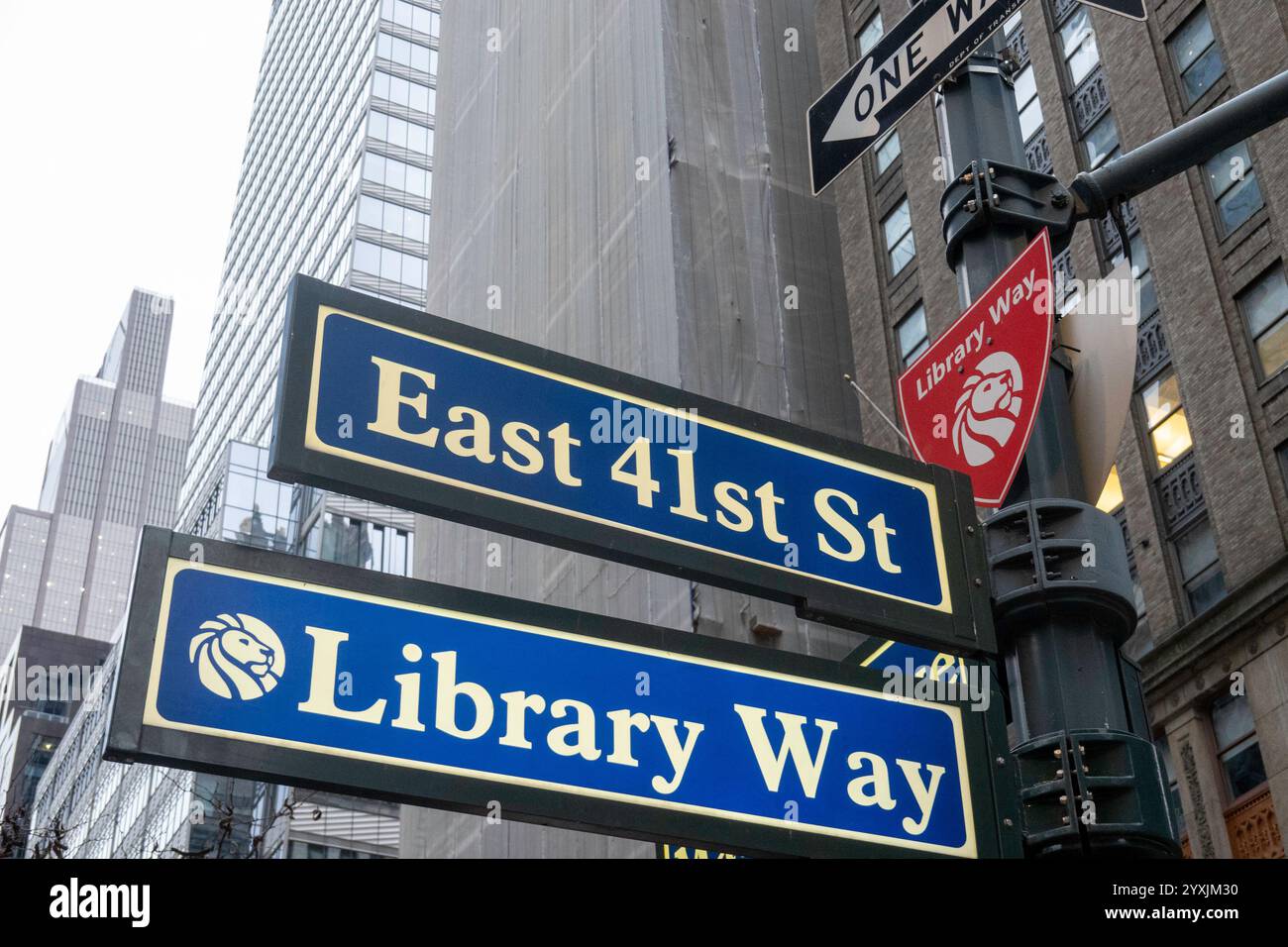 E. la 41st St. Di fronte alla sede principale della New York Public Library presenta la segnaletica Library Way, 2024, NYC, USA Foto Stock