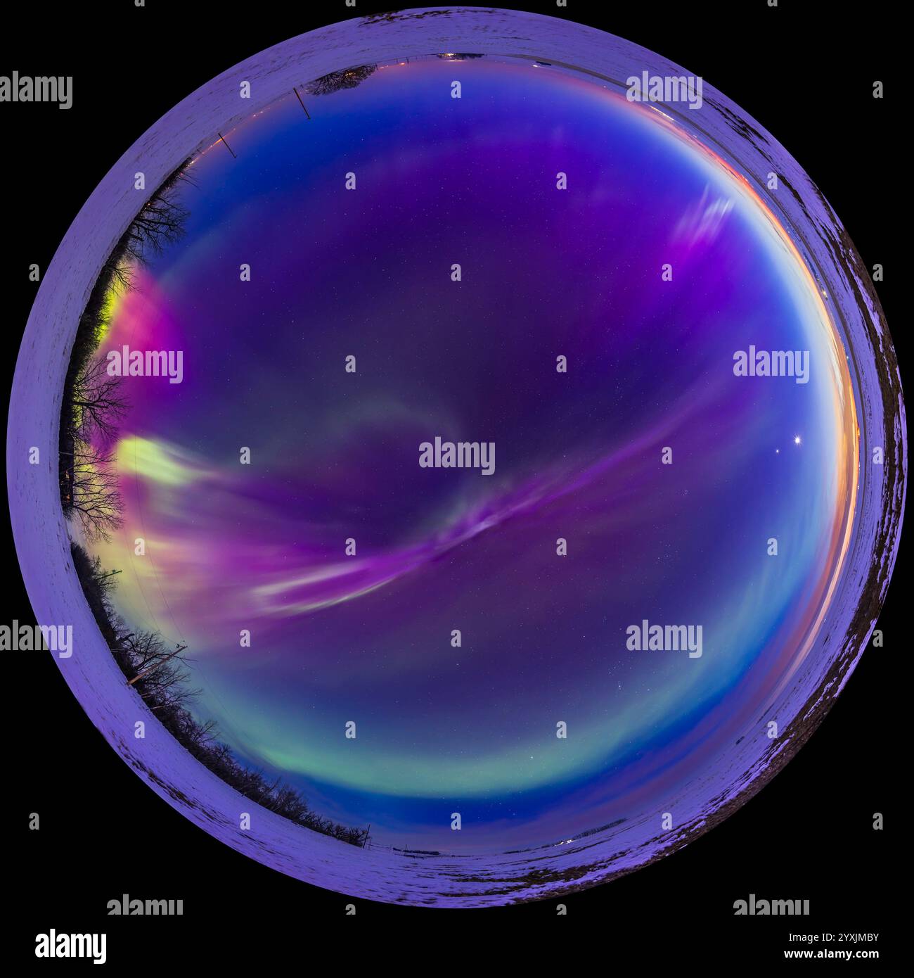 Un panorama a 360 gradi del grande equinozio aurora nel sud dell'Alberta, Canada. Foto Stock