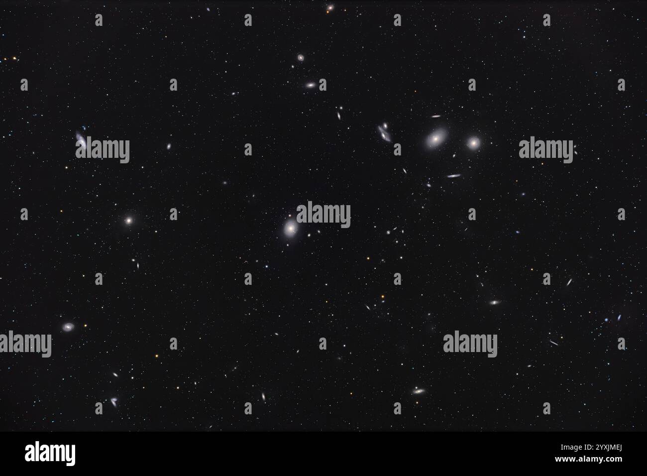 Il grande ammasso di coma-Virgo con galassie M84 e M86 che ancorano l'arco della catena di Markarian. Foto Stock