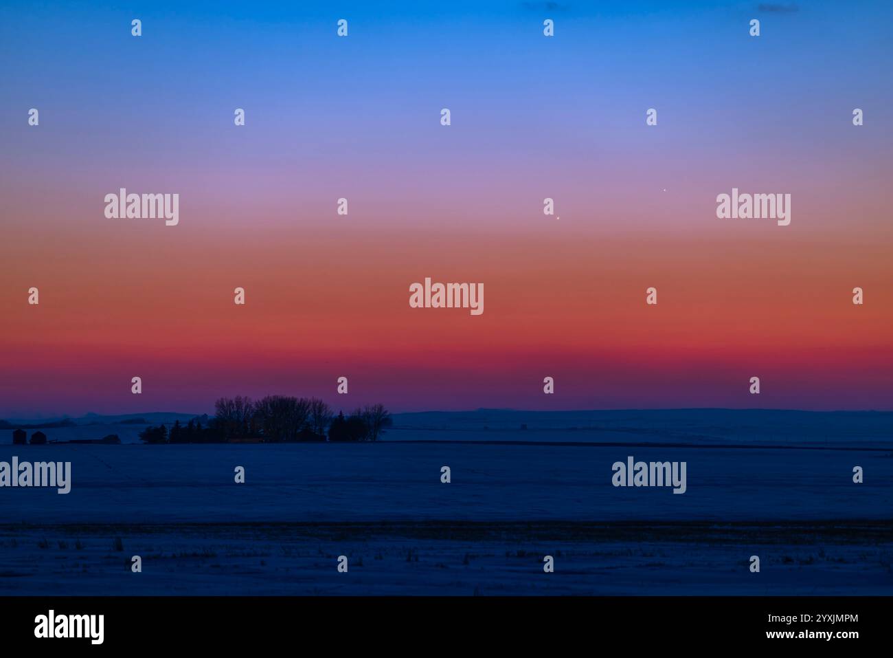 Vicino all'incrocio tra mercurio (sulla destra) e Giove al crepuscolo serale, Alberta, Canada. Foto Stock