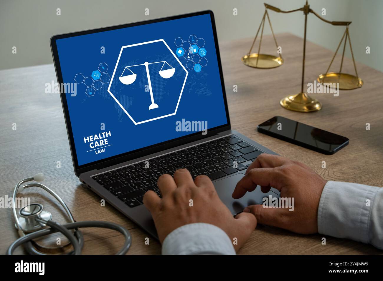 Medico di diritto sanitario utilizzando un computer portatile pratica medica equa ed etica Foto Stock