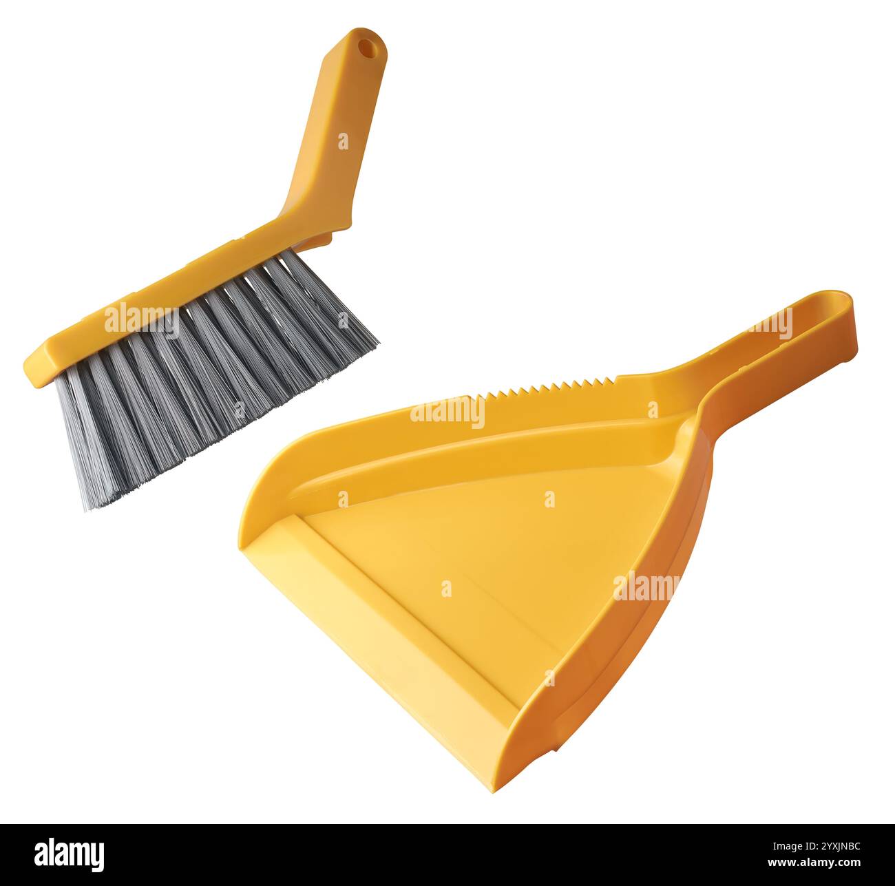 paletta in plastica gialla di forma triangolare e spazzola con setole rigide set sfondo bianco isolato, strumento per la pulizia domestica per la raccolta di detriti Foto Stock