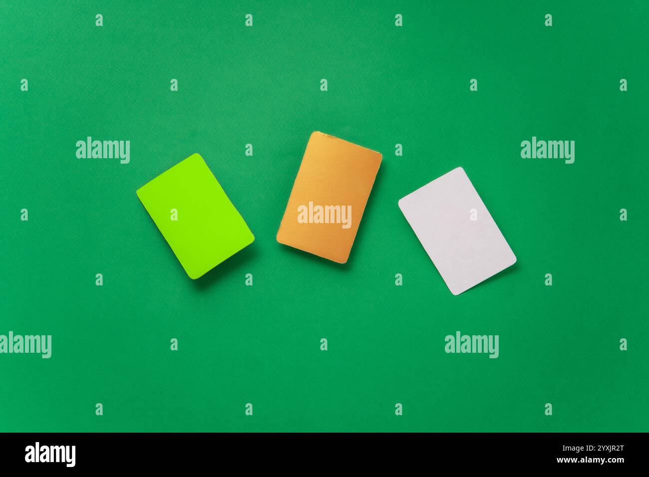 Modelli di carte, codici regalo, credito e promozionali diversi, su sfondo verde Foto Stock