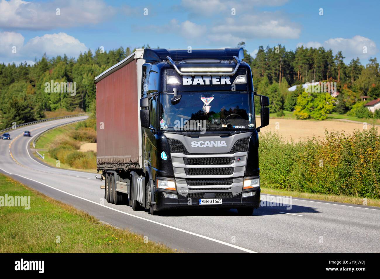 Bater per autocarro con semirimorchio Scania R500 nero, targhe polacche, su strada in autunno con fari accesi brevemente. Salo, Finlandia. 10 settembre 2021. Foto Stock
