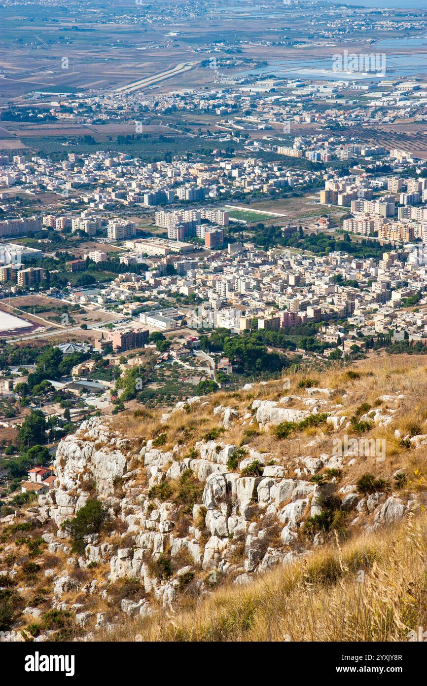 Vista di Trapani in Sicilia da una montagna vicino a Erice. i sobborghi con appartamenti e appartamenti e area di estrazione del sale. Foto Stock