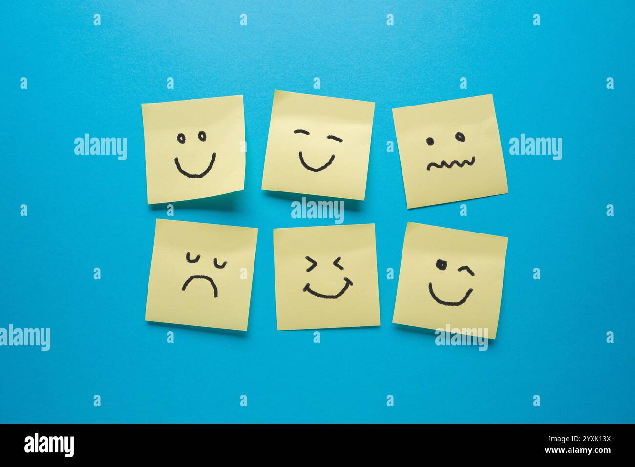 Post-it o appiccicose note con diverse emozioni tristi e felici Foto Stock