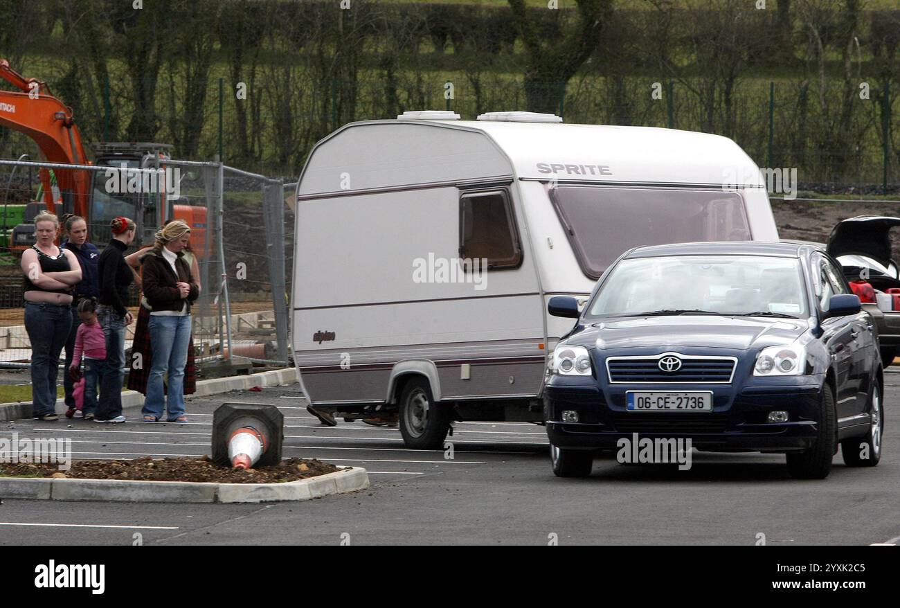 Foto del file datata 10/04/06 dei viaggiatori che si preparano a trasferirsi dai terreni di una scuola nella contea di Londonderry, Irlanda del Nord. I viaggiatori e i rom affrontano i più alti livelli di pregiudizio di qualsiasi gruppo etnico in Irlanda, secondo una nuova ricerca dell'Istituto di ricerca economica e sociale (ESRI). Data di pubblicazione: Martedì 17 dicembre 2024. Foto Stock