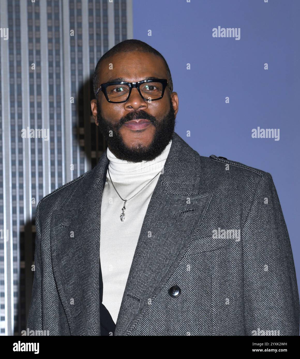 16 dicembre 2024, New York, NY, Stati Uniti: Tyler Perry illumina l'Empire State Building in collaborazione con Netflix e le organizzazioni United Service per celebrare l'uscita di Ã”The Six Triple Eight. Ã all'Empire State Building di New York. 16 dicembre 2024. (Credit Image: © Photo Image Press via ZUMA Press Wire) SOLO PER USO EDITORIALE! Non per USO commerciale! Foto Stock