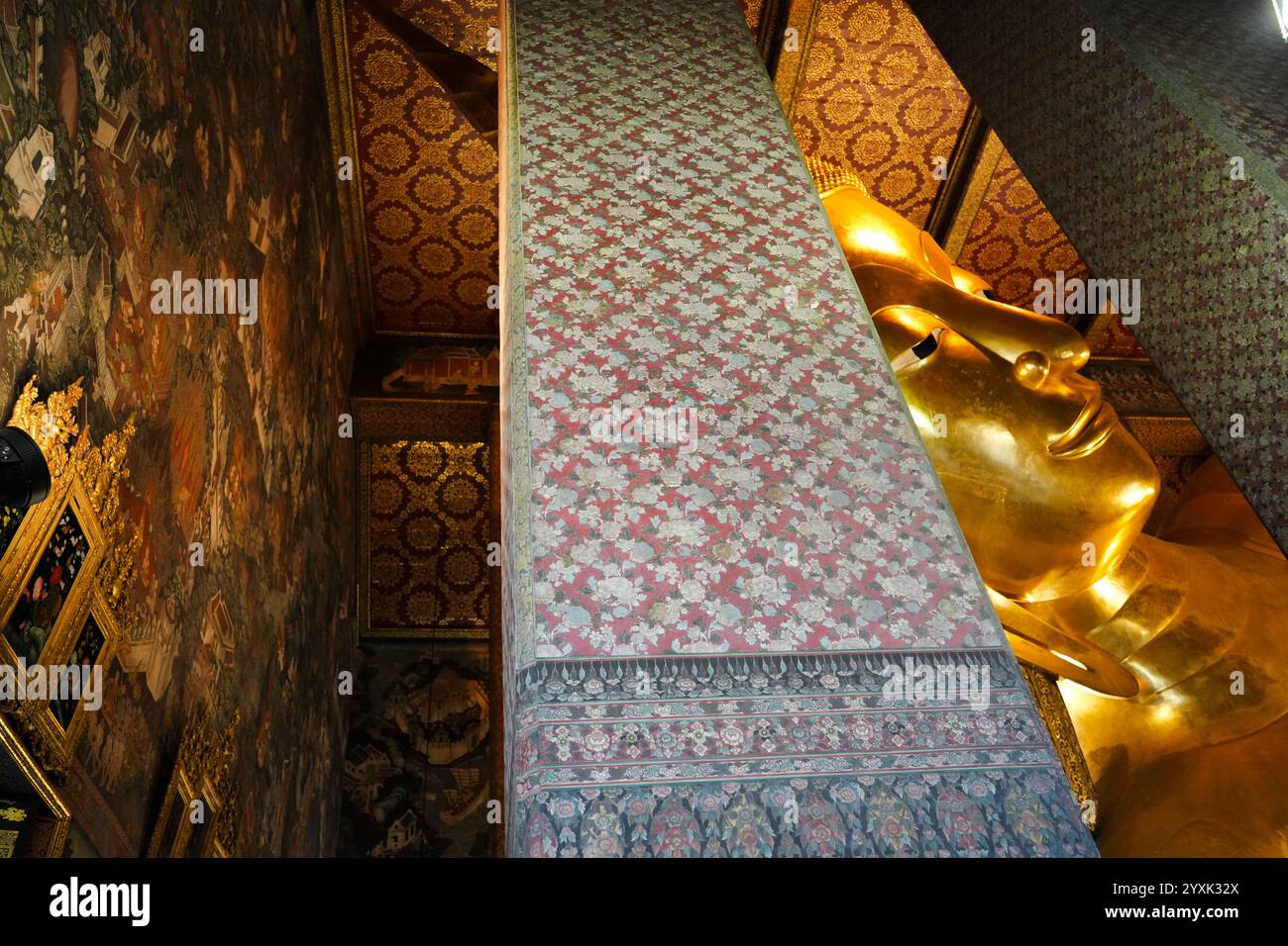 Bangkok, Thailandia - 29 novembre 2024: La testa del Tempio del buddha reclinato, statua dorata Foto Stock