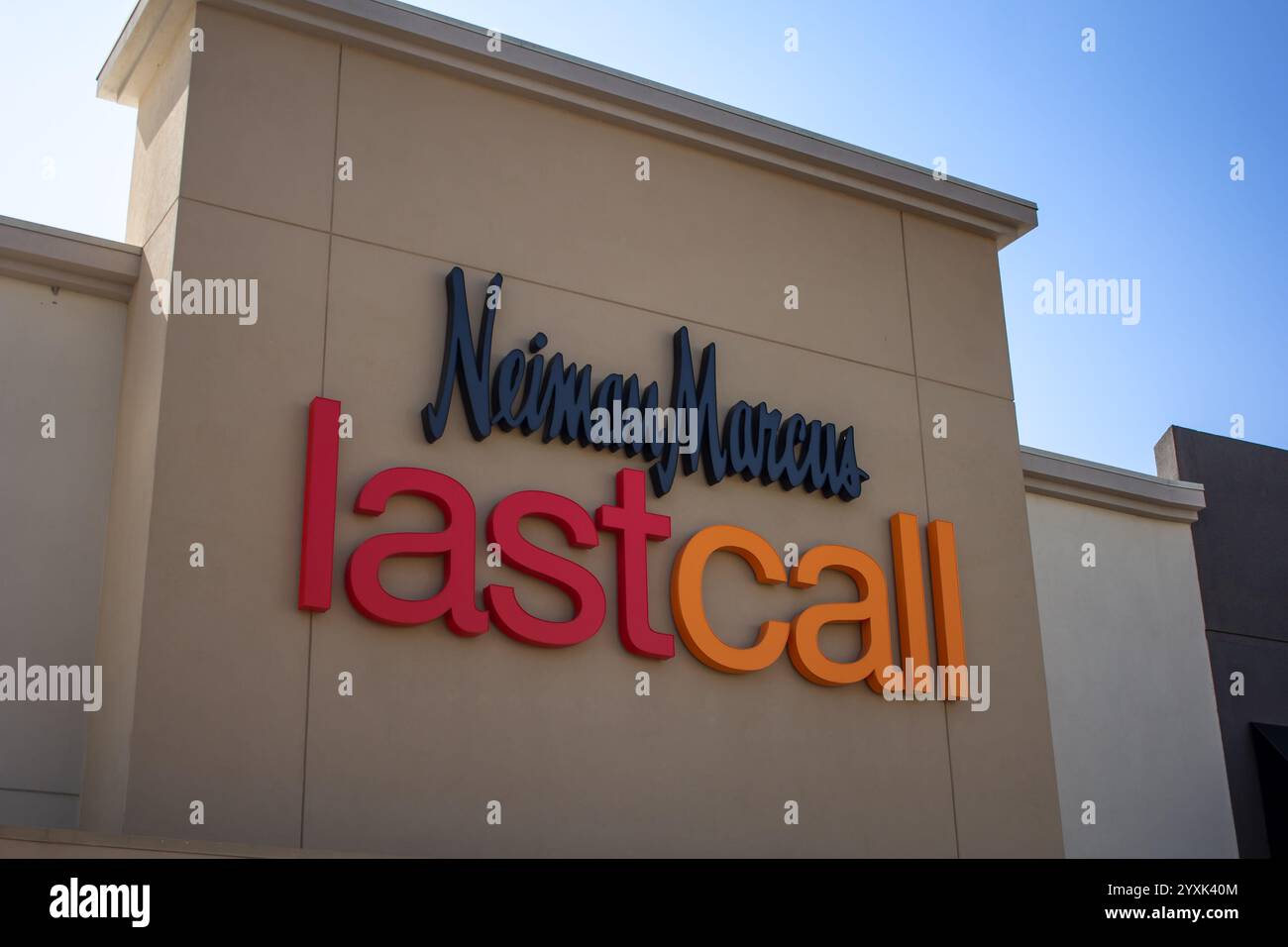 Orange, California, Stati Uniti - 03-25-2019: Una vista di un cartello anteriore del negozio per la divisione di Neiman Marcus Last Call. Foto Stock