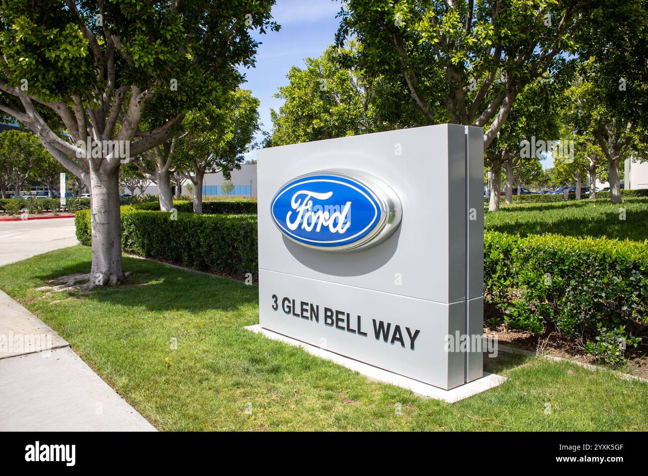 Irvine, California, Stati Uniti - 03-29-2019: Vista di un cartello stradale per la sede regionale della Ford Motor Company. Foto Stock