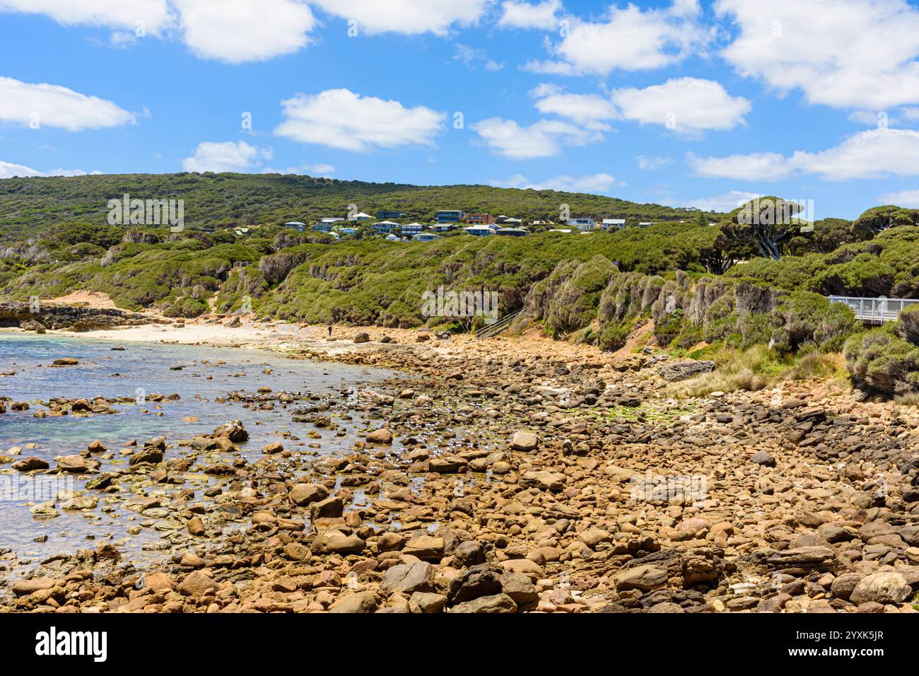 Pittoresca cittadina costiera collinare di Yallingup che si affaccia sulla spiaggia rocciosa, nella regione sud-occidentale dell'Australia Occidentale Foto Stock