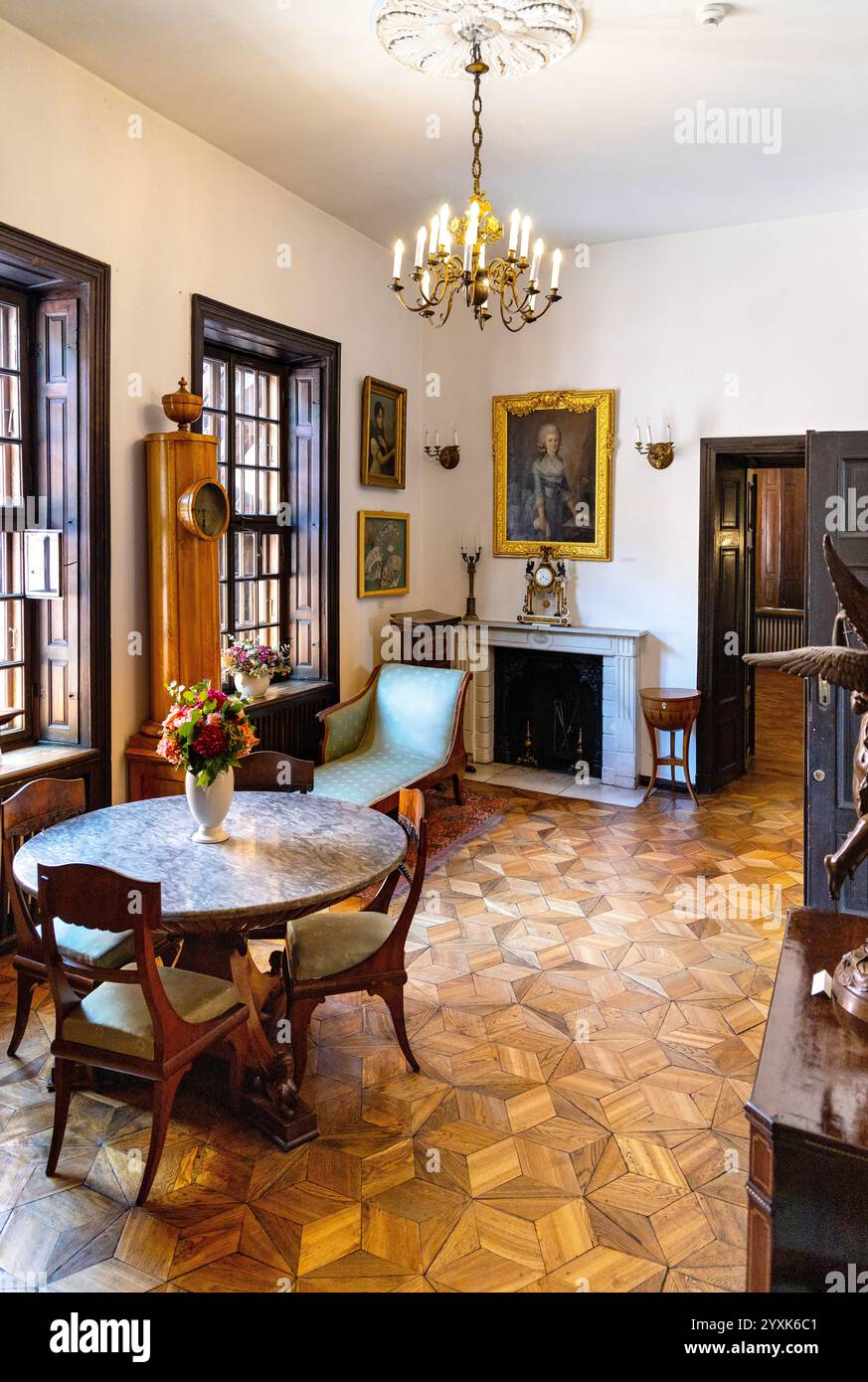 Oporow, Polonia - 17 agosto 2024: Sala da soggiorno Impero interno di cavalieri medievali gotici castello di Oporowskich all'interno del parco storico di Oporow Foto Stock