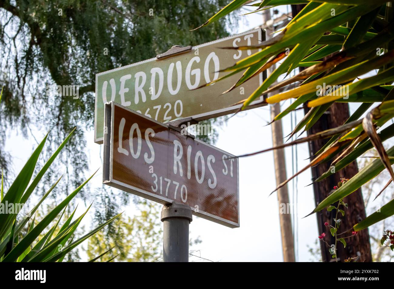 San Juan Capistrano, California, Stati Uniti - 03-29-2019: Veduta di un cartello incrociato per Verdugo Street e Los Rios Street. Foto Stock