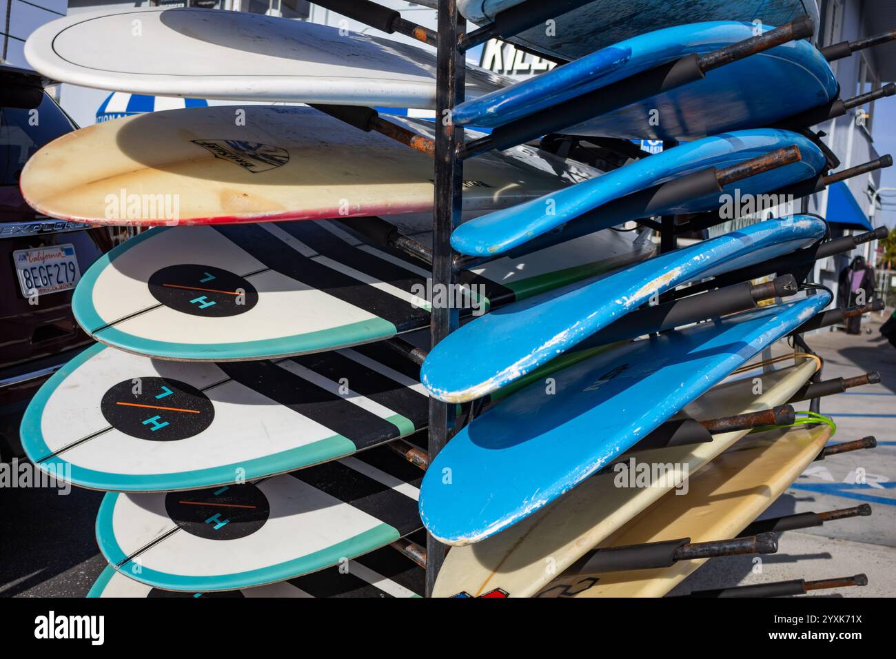Dana Point, California, Stati Uniti - 03-29-2019: Una vista di diverse tavole da surf su un rack. Foto Stock