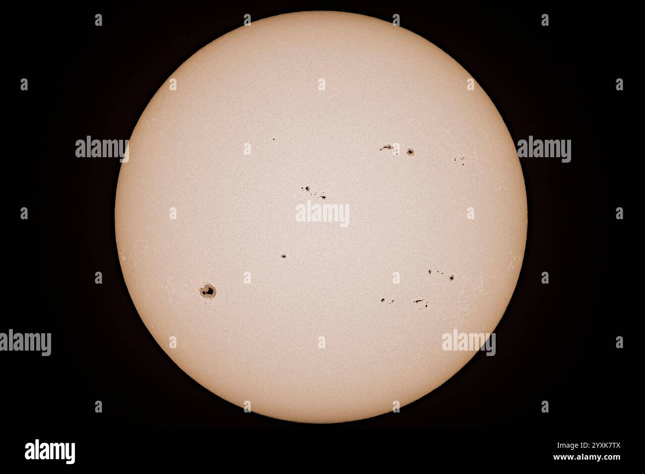Il Sole attivo con numerosi gruppi di macchie solari. Foto Stock