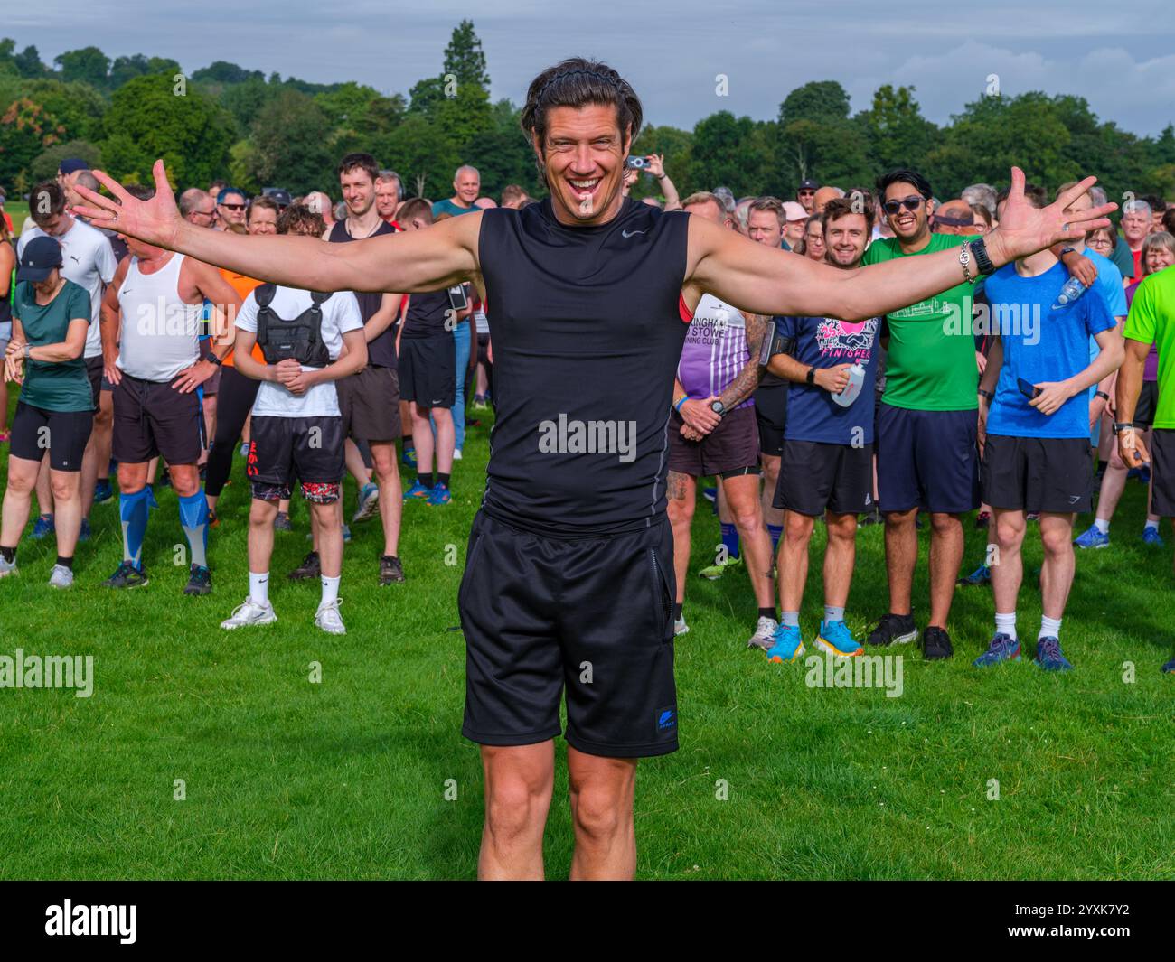 Vernon Kay e un popolo si riuniscono in un parco per partecipare ad un evento di fitness, promuovendo con entusiasmo la salute, la comunità e le attività all'aperto Foto Stock