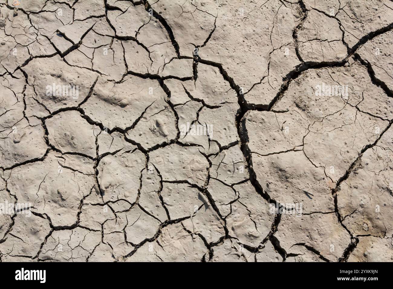 Struttura della parete terreno asciutto crepa siccità mancanza di acqua della natura marrone vecchio fondo rotto. Foto Stock