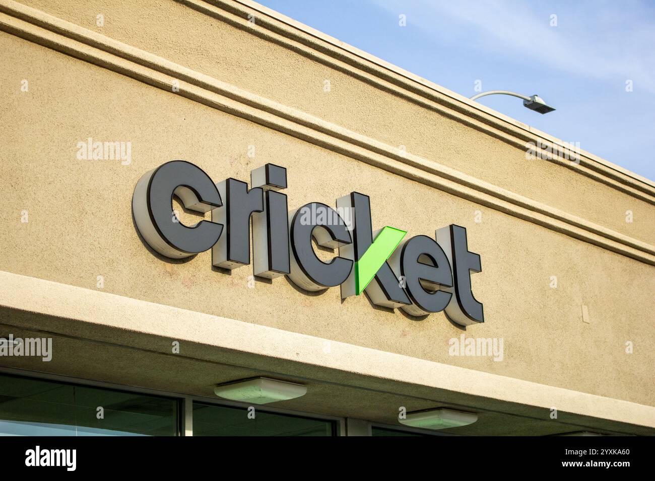 Los Angeles, California, Stati Uniti - 04-03-2019: Vista di un cartello del negozio per il provider di servizi wireless prepagato noto come Cricket. Foto Stock