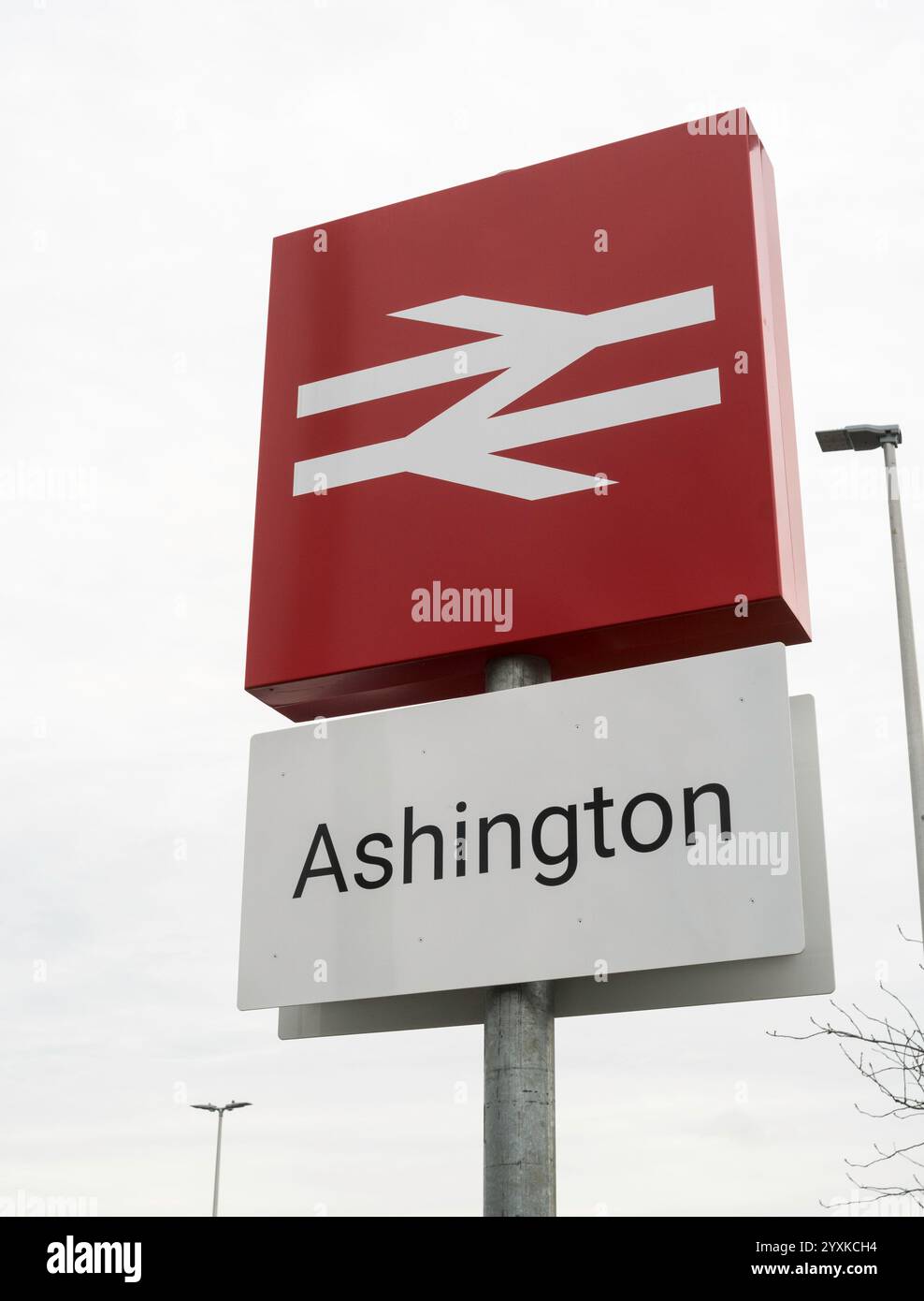 Logo a doppia freccia della ferrovia britannica visto presso la stazione ferroviaria di Ashington, Inghilterra, Regno Unito Foto Stock