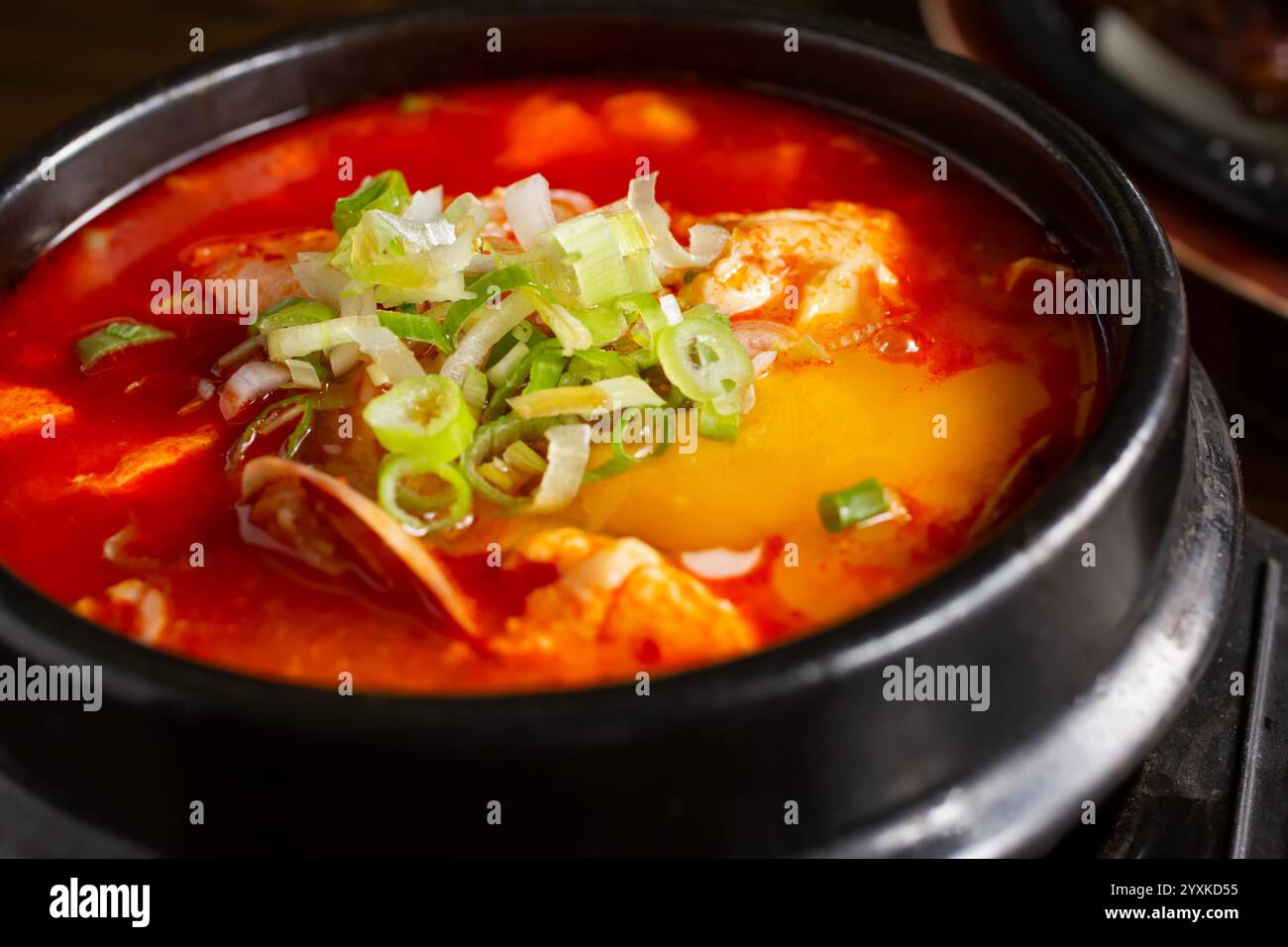 Una vista su una ciotola di zuppa di tofu. Foto Stock