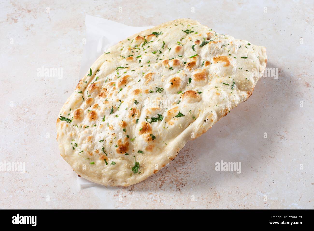 Vista su una porzione di pane naan all'aglio. Foto Stock