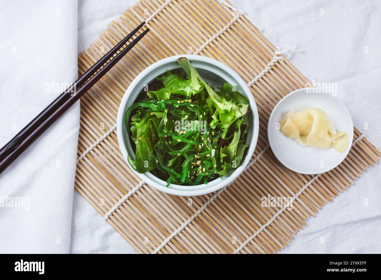 Vista dall'alto di un'insalata di wakame. Foto Stock