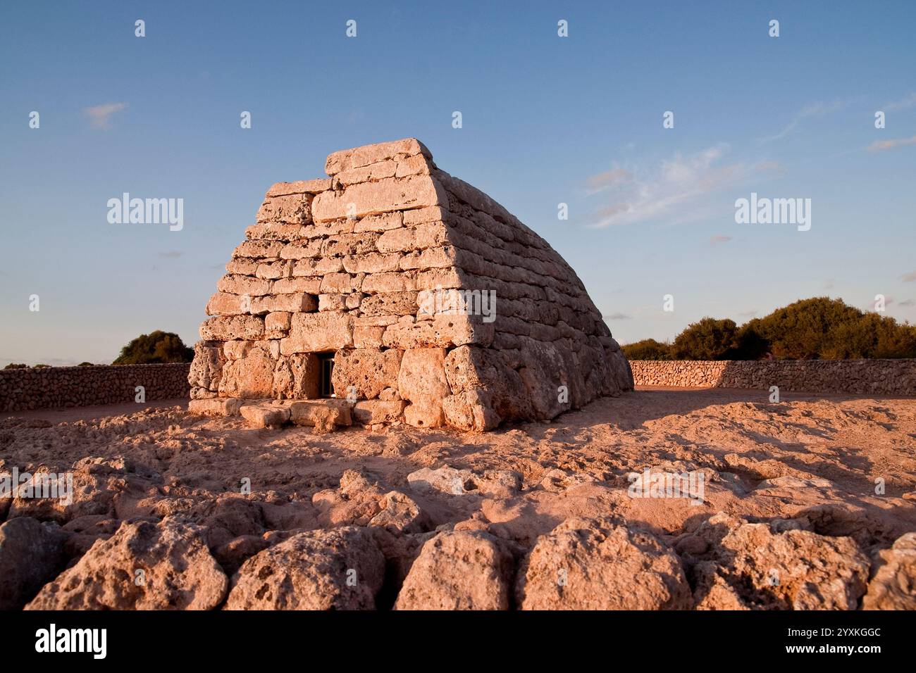 Preistoria. Naveta dels Tudons. Cultura megalitica. 2000-1000 A.C. Vicino a Ciutadella. Isola di Minorca. Isole Baleari. Spagna. Foto Stock