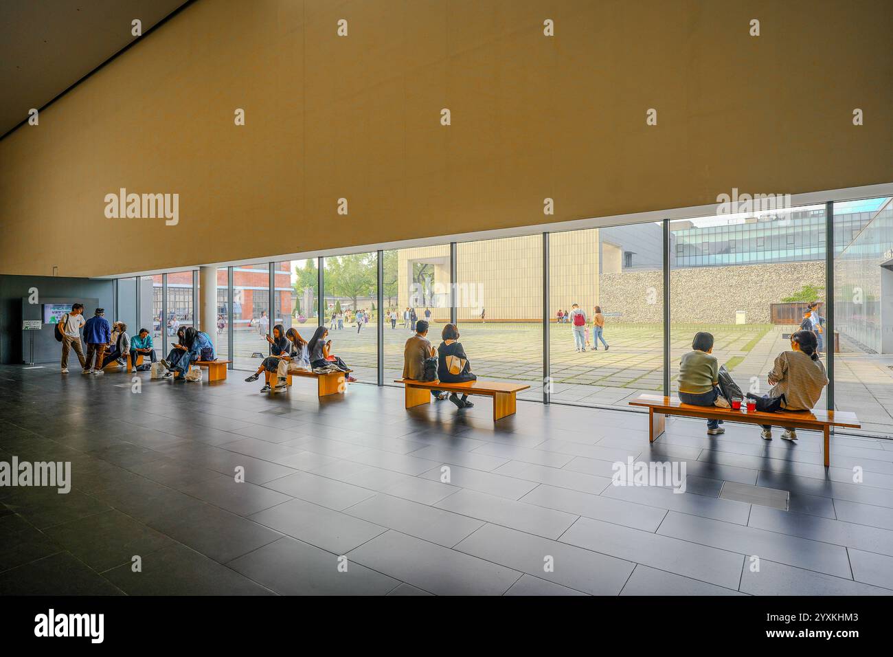 Una vista serena dei visitatori che si rilassano nella lobby del Museo Nazionale di Arte moderna e Contemporanea di Seoul, con vista sul cortile centrale. Foto Stock