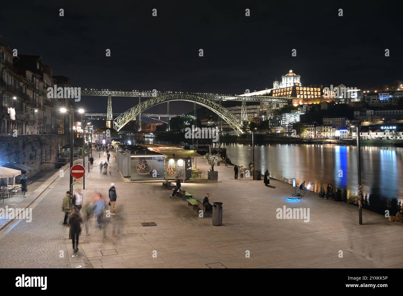 Ponte Dom Luis 1 di notte. Rio Douro, Porto, Portogallo Foto Stock