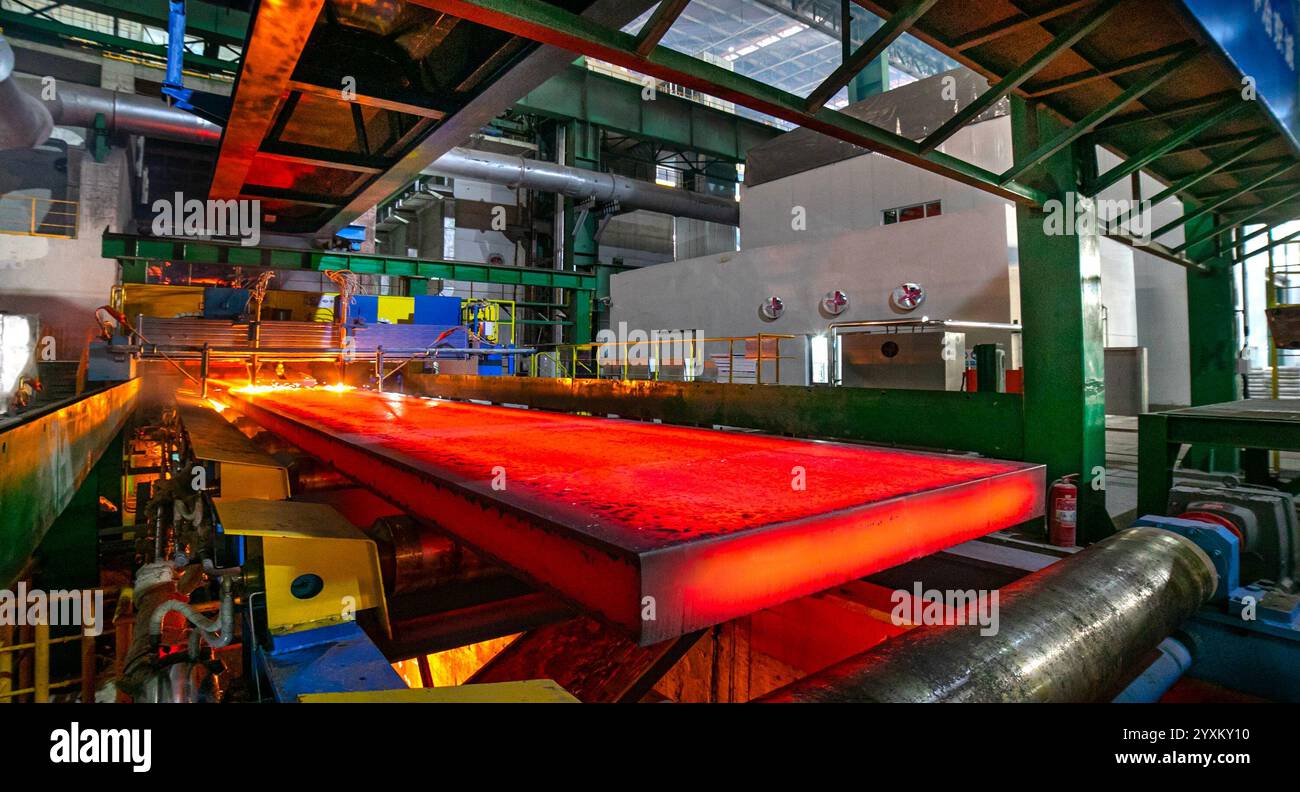 (241217) -- SHIJIAZHUANG, 17 dicembre 2024 (Xinhua) -- questa foto scattata il 16 dicembre 2024 mostra una linea di produzione a idrogeno per pannelli auto in acciaio a Zhangjiakou, nella provincia di Hebei della Cina settentrionale. Una linea di produzione a base di idrogeno per pannelli auto in acciaio nella provincia di Hebei nella Cina settentrionale è stata messa in funzione lunedì, secondo il leader locale dell'industria siderurgica HBIS Group Co., Ltd PER PASSARE ALLA "linea di produzione di pannelli automatici a base di idrogeno messa in funzione nel nord della Cina" (HBIS Group/Handout via Xinhua) Foto Stock