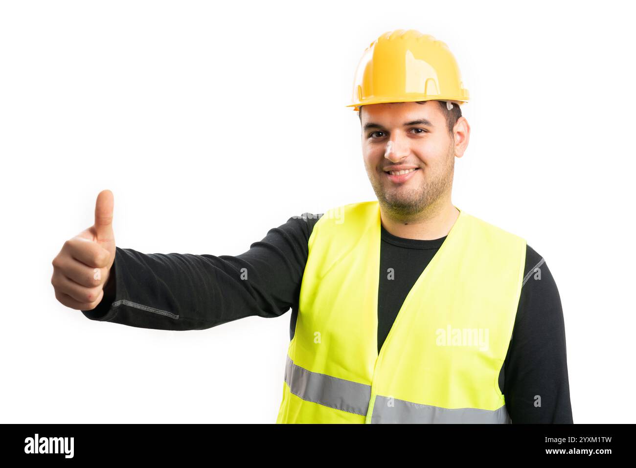 Un costruttore adulto che indossa un gilet giallo e un elmetto per la sicurezza, sorridendo mostrando un gesto simile con il pollice isolato su sfondo bianco Foto Stock
