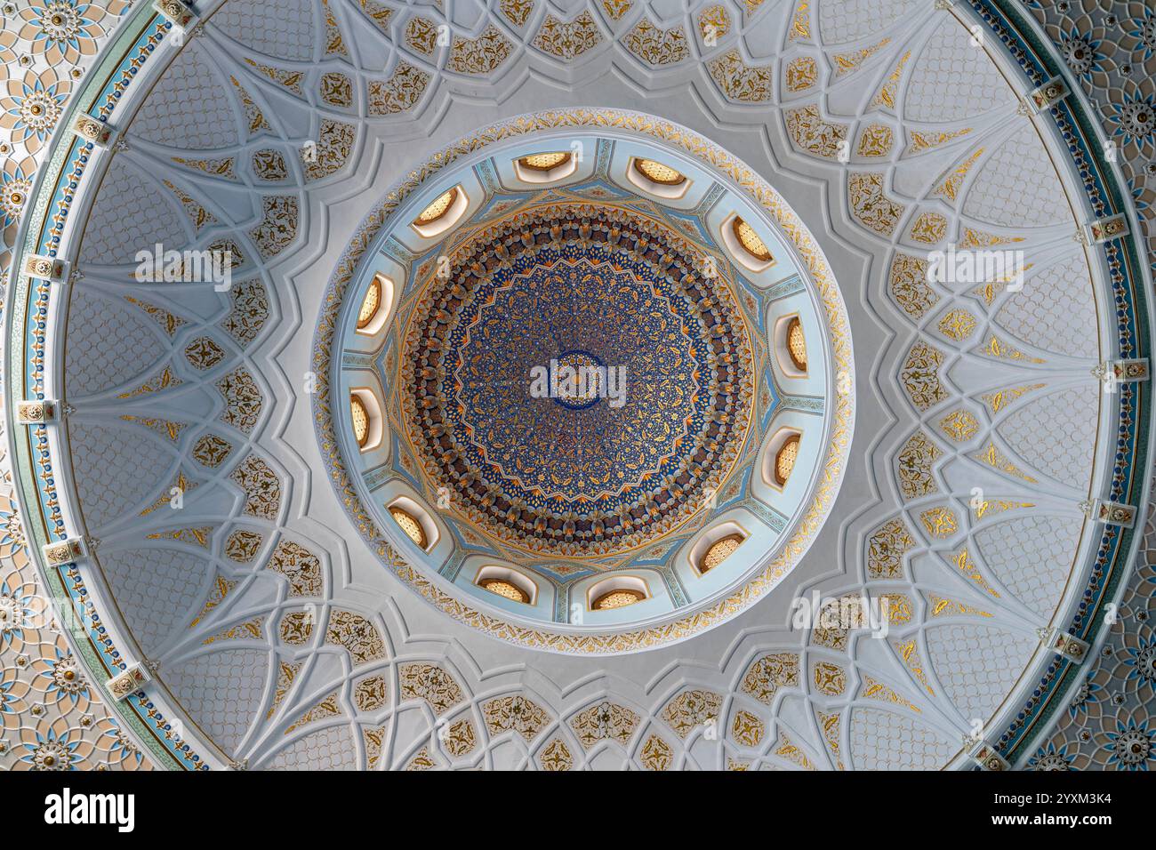 Tashkent, Uzbekistan - 08 17 2024 : Vista interna della cupola o decorazione nella moschea Hazrati Imam, alias Khast Imam Foto Stock