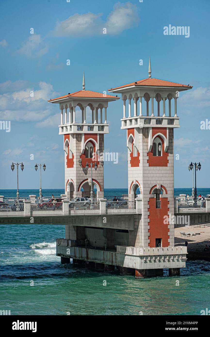 Stanley Bridge ad Alessandria, Egitto, caratterizzato da iconiche torri rosse e bianche sul Mar Mediterraneo, un vibrante punto di riferimento architettonico sotto un cielo. Foto Stock
