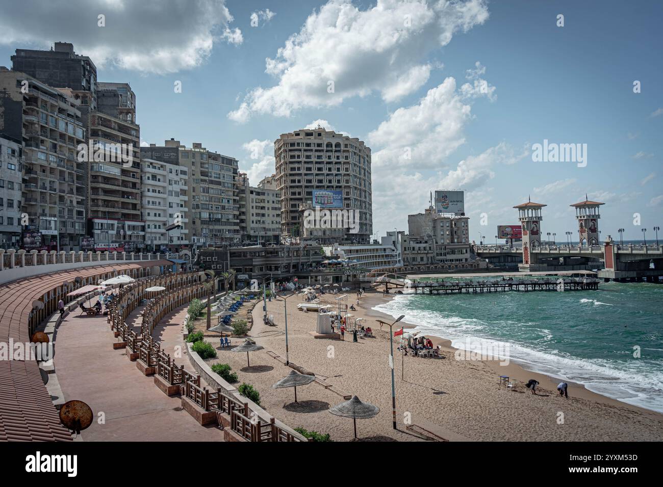 Stanley Beach e Stanley Bridge ad Alexandria, Egitto. Iconica architettura costiera, acque turchesi del Mediterraneo, spiagge, paesaggi marini urbani. Foto Stock