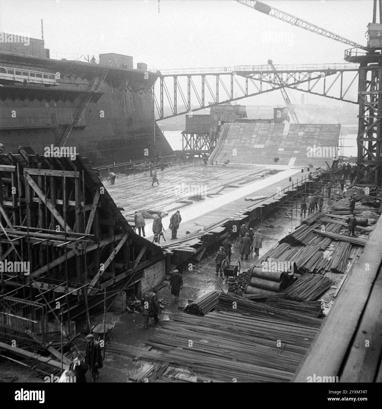 Un caisson in cemento o 'Phoenix', parte del porto artificiale di Mulberry per il D-Day, in costruzione, 27 gennaio 1944 - fotografo ufficiale del War Office, Morris (Sgt) Foto Stock