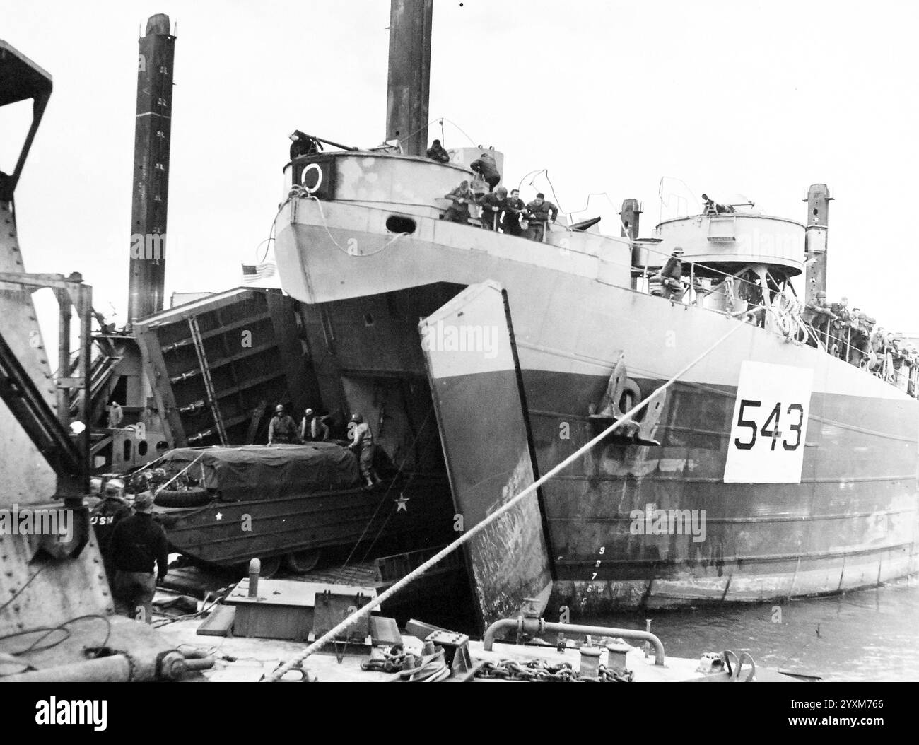 Invasione in Normandia, gelsi, giugno 1944. La USS LST-543 è la prima nave da sbarco a sbarcare al molo di Loebnitz al largo della costa della Normandia, in Francia. Il molo è un'unità della Mulberry degli Stati Uniti, un porto artificiale. Foto della Marina DEGLI STATI UNITI Foto Stock