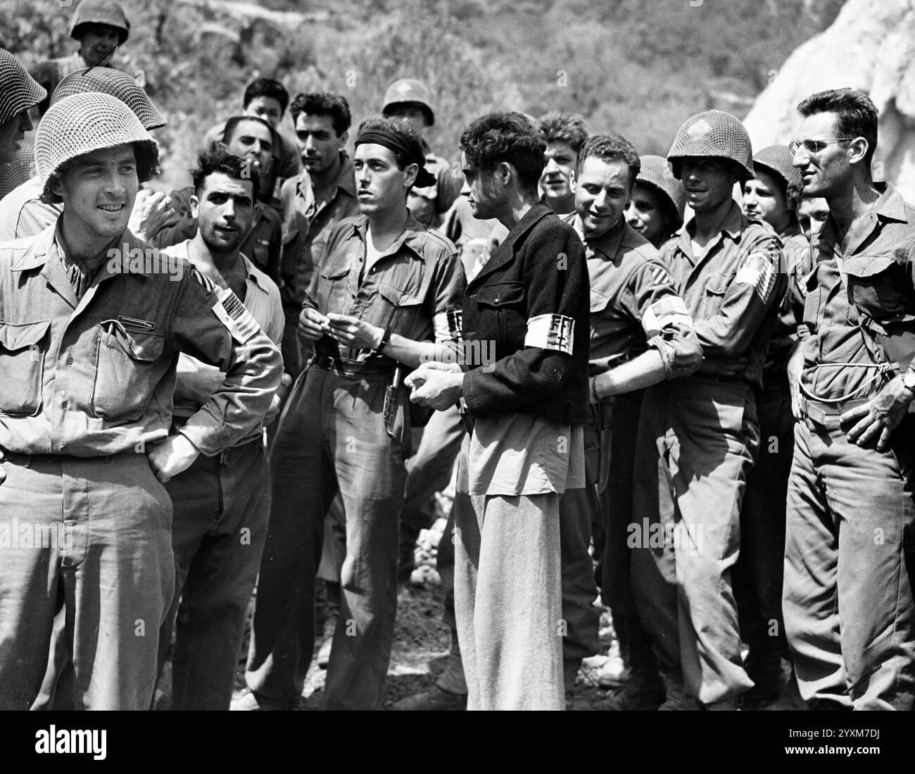 La mattina del D-Day, mentre le forze americane e alleate si schiantarono attraverso la sottile difesa nazista sulle coste della Francia meridionale, i francesi liberi combattenti si riversarono fuori dalle colline per assistere gli invasori vittoriosi - foto della Guardia Costiera degli Stati Uniti, 15 agosto 1944 Foto Stock