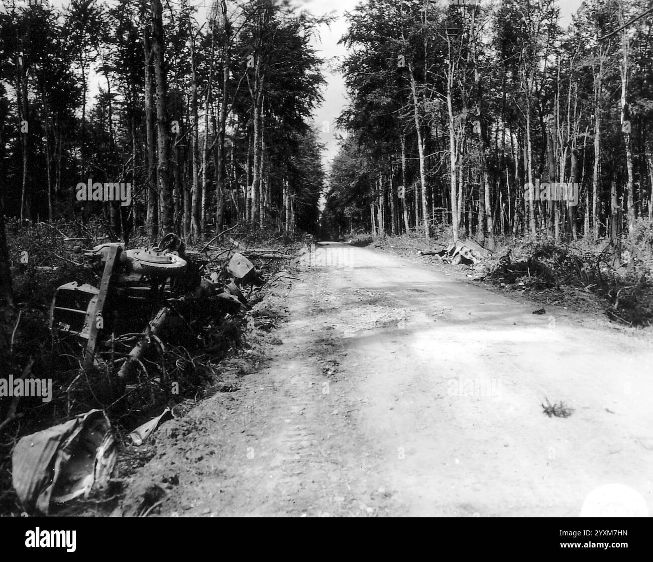 Seconda guerra mondiale - l'equipaggiamento tedesco è distrutto nel fosso di una strada, messo da parte dagli Alleati durante la loro avanzata, vicino a le Molay-Littry - foto dell'esercito americano, giugno 1944 Foto Stock