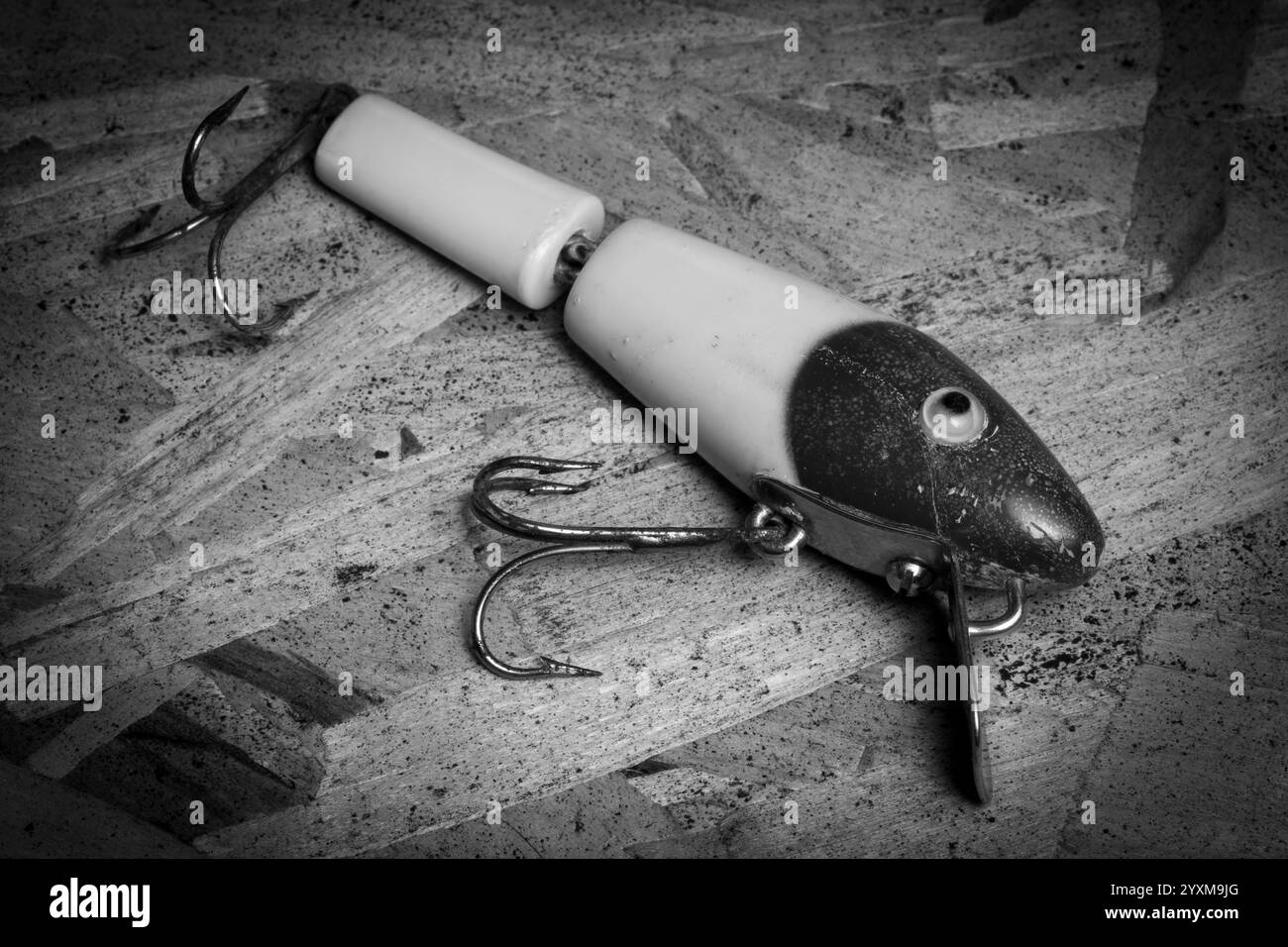 Un richiamo da pesca d'epoca su uno sfondo di legno. Foto Stock