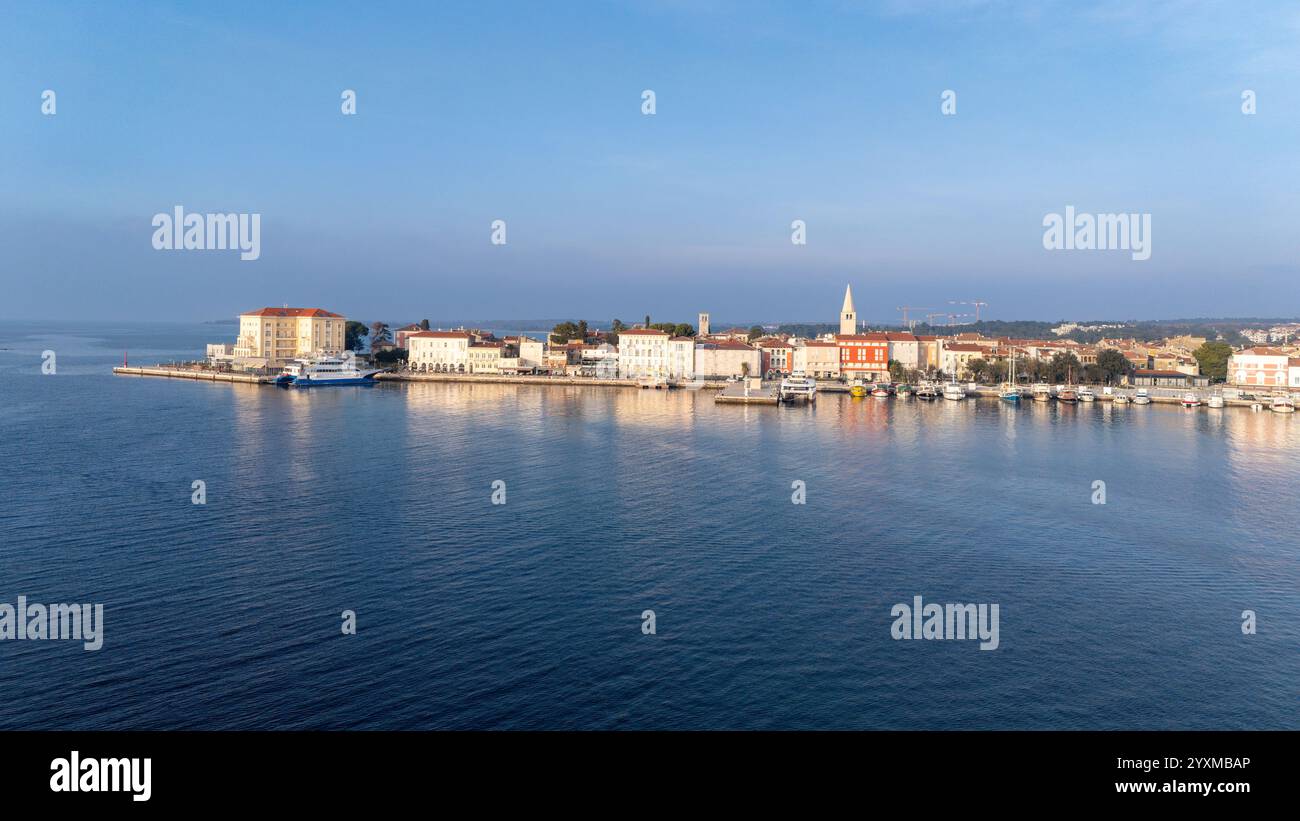Una vista pittoresca dello storico lungomare di Poreč, Croazia, lungo il mare Adriatico. Foto Stock