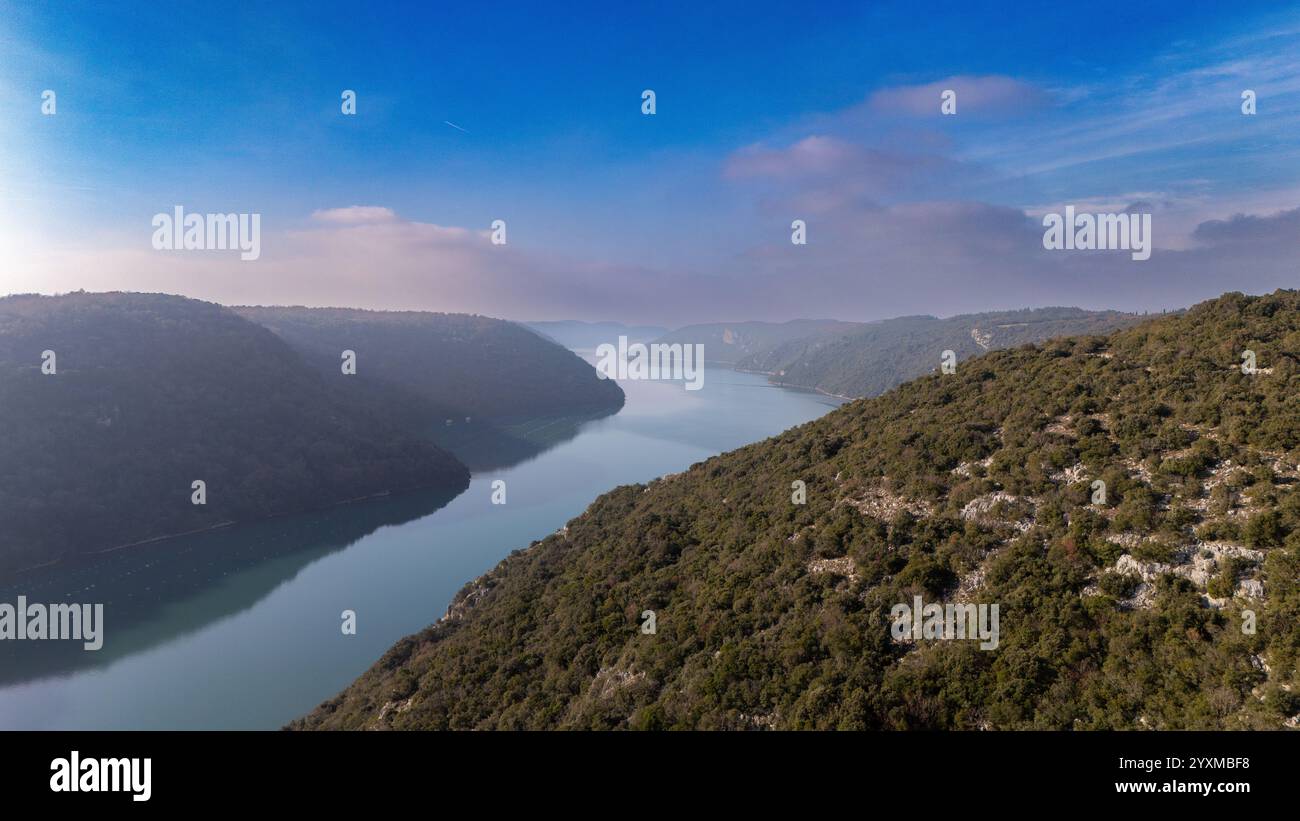 Questa vista panoramica mozzafiato mostra le dolci curve della baia di Lim mentre si snoda attraverso l'aspro paesaggio istriano in Croazia. Foto Stock