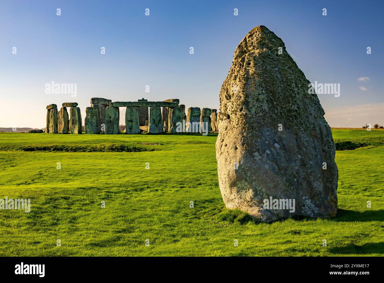 The Heel Stone presso il cerchio di pietre megalitiche preistoriche a Stonehenge sulla Salisbury Plain, un monumento antico programmato, Wiltshire, Inghilterra Foto Stock