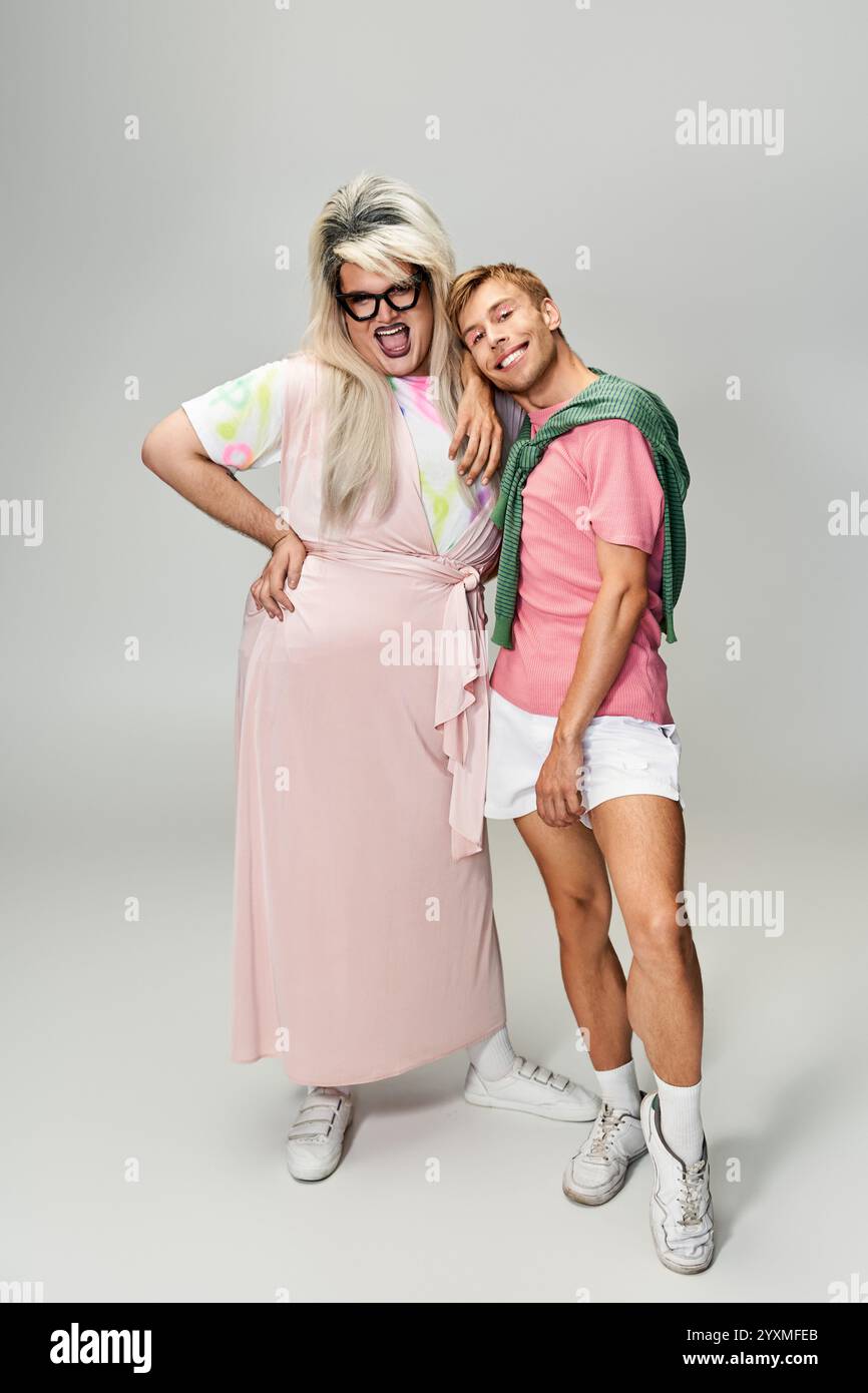 Due persone esprimono il loro stile unico e il loro orgoglio, mostrando cultura queer e solidarietà. Foto Stock