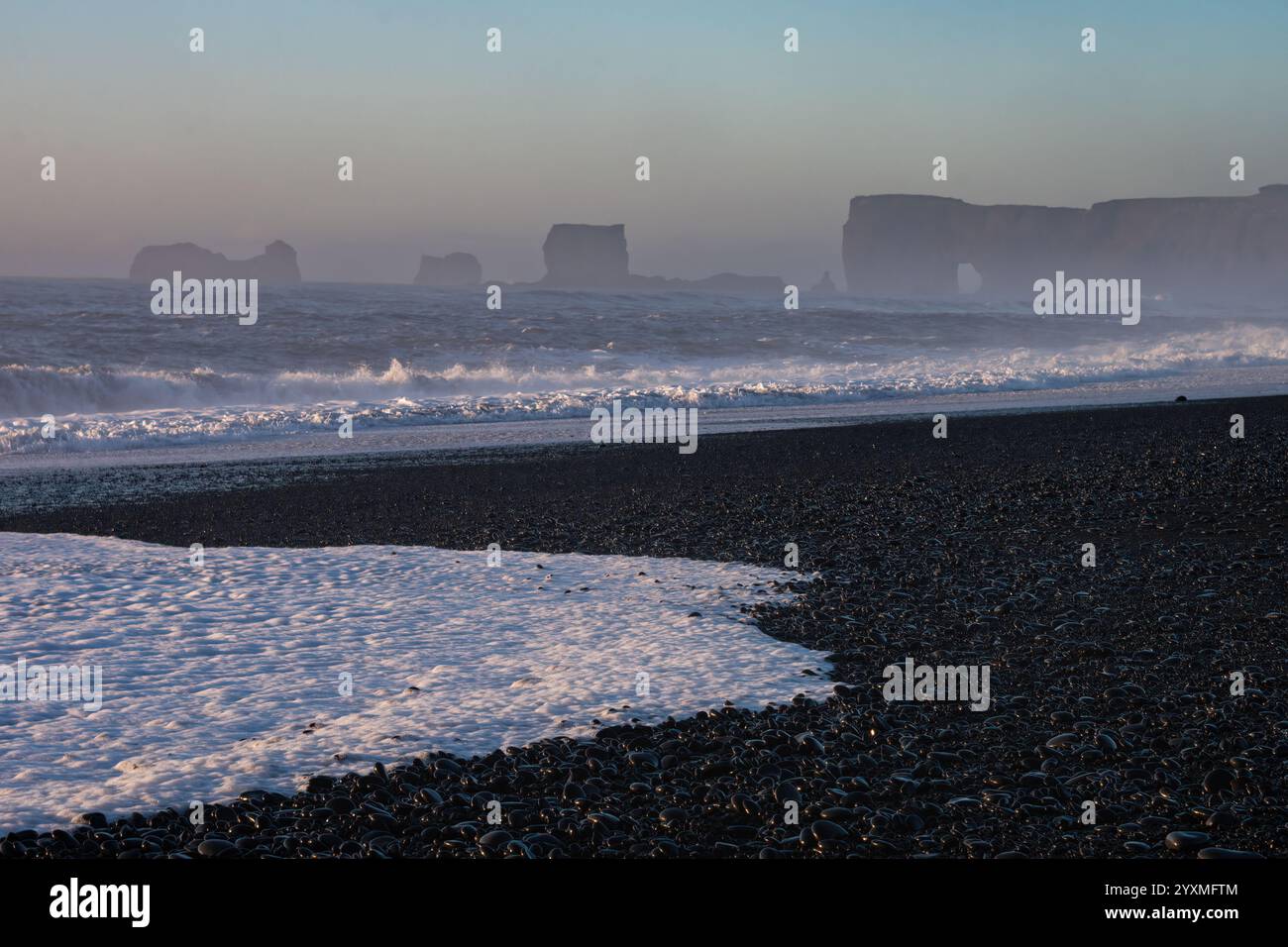 Reynisfjara, spiaggia di sabbia nera sulla costa meridionale dell'Islanda, in una mattina d'inverno. Splendido paesaggio islandese. Foto Stock